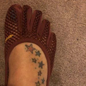 Vibram Fivefingers burgundy size 8.5-9 with bag
